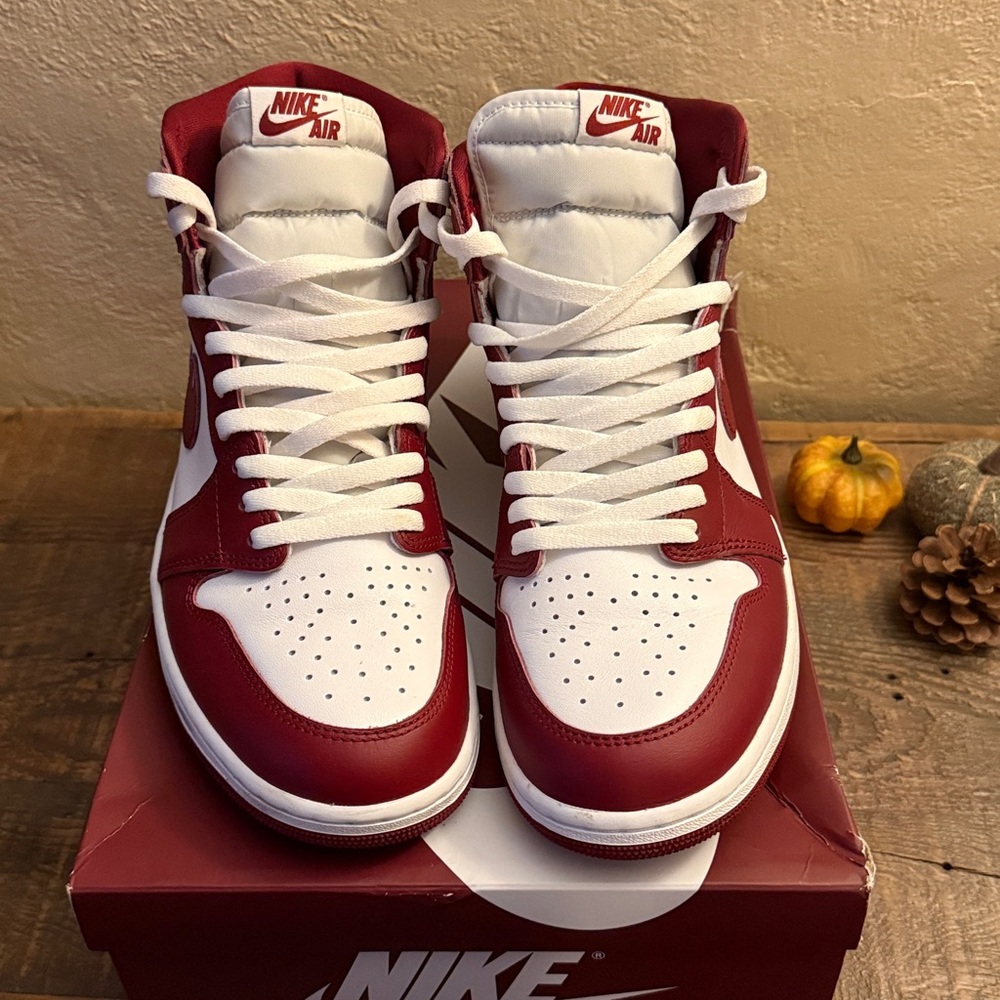 Jordan 1 Highs - Picture 2 of 4